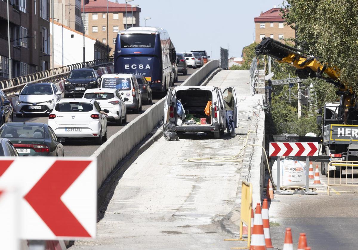 Trabajos de rehabilitación del tablero del viaducto de Arco de Ladrillo en el carril que discurre hacia el centro.