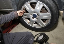 El TPMS (Tire Pressure Monitoring System) se trata de una señal de monitorización de la presión de los neumáticos.