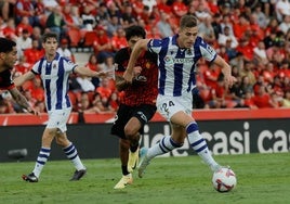 Luka Sucic avanza con la pelota durante el partido que disputó la Real Sociedad a domicilio ante el Mallorca el pasado martes, en uno de los partidos adelantados de la séptima jornada.