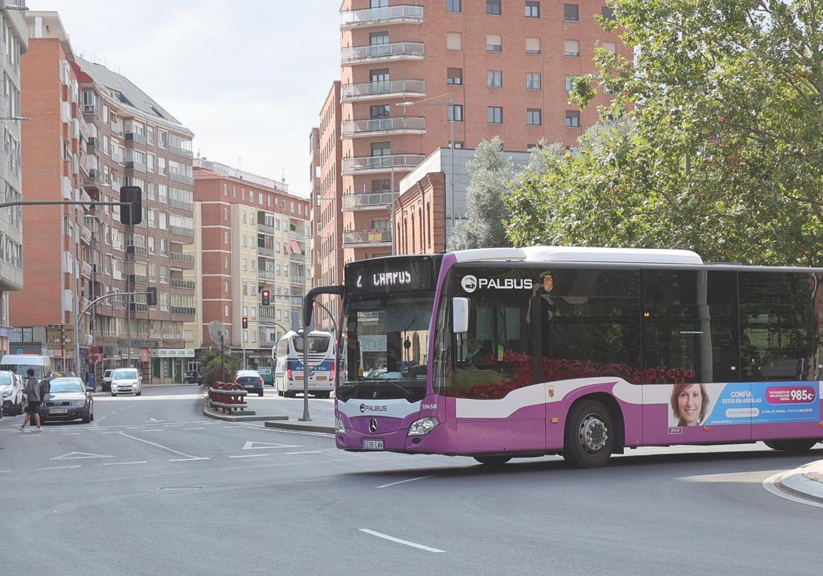 Un autobús urbano en la rotonda de la Huerta de Guadián.