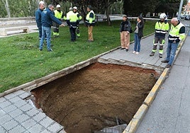 Los técnicos analizan el socavón en la acera de la avenida de Santiago Amón.