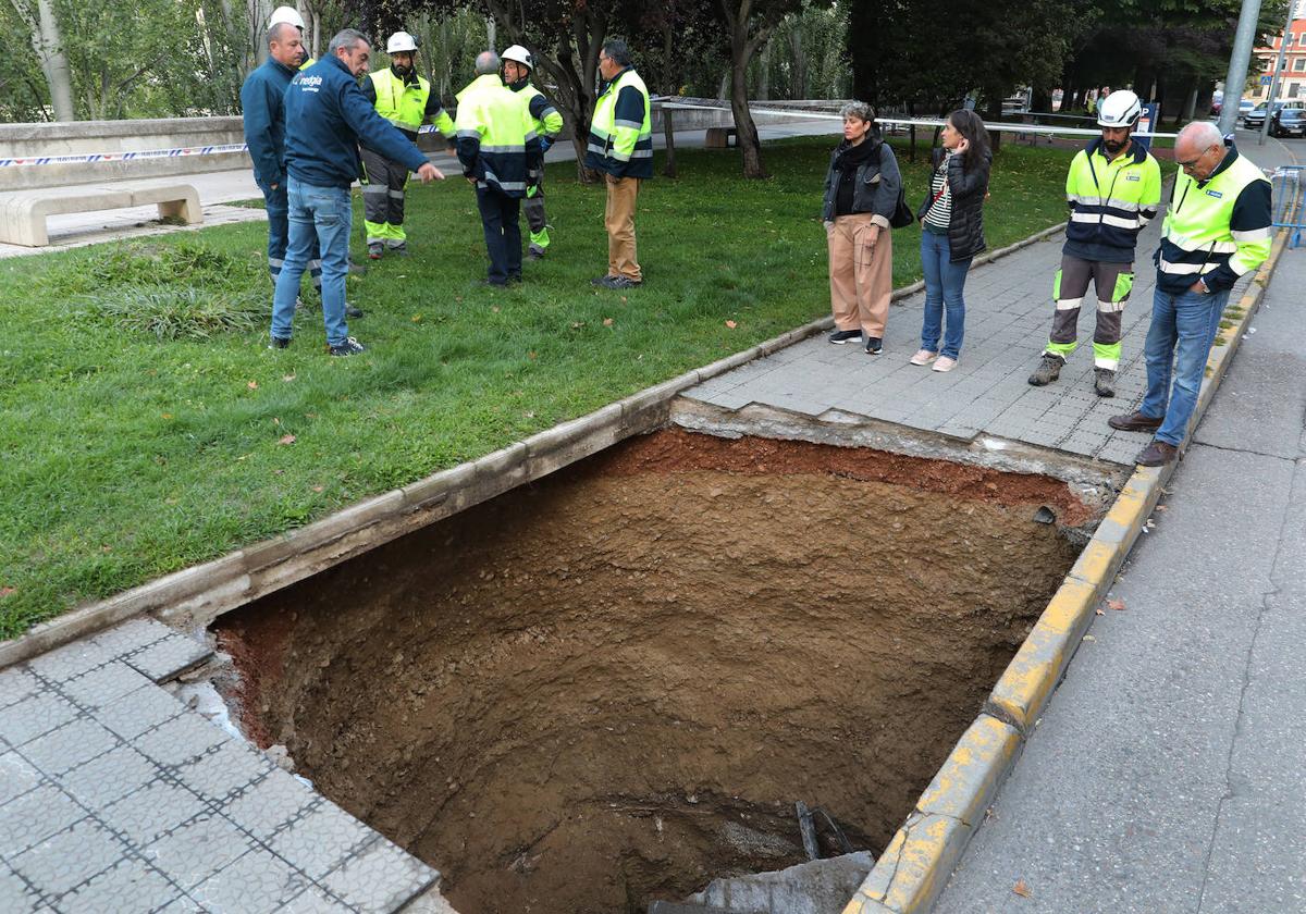 Los técnicos analizan el socavón en la acera de la avenida de Santiago Amón.