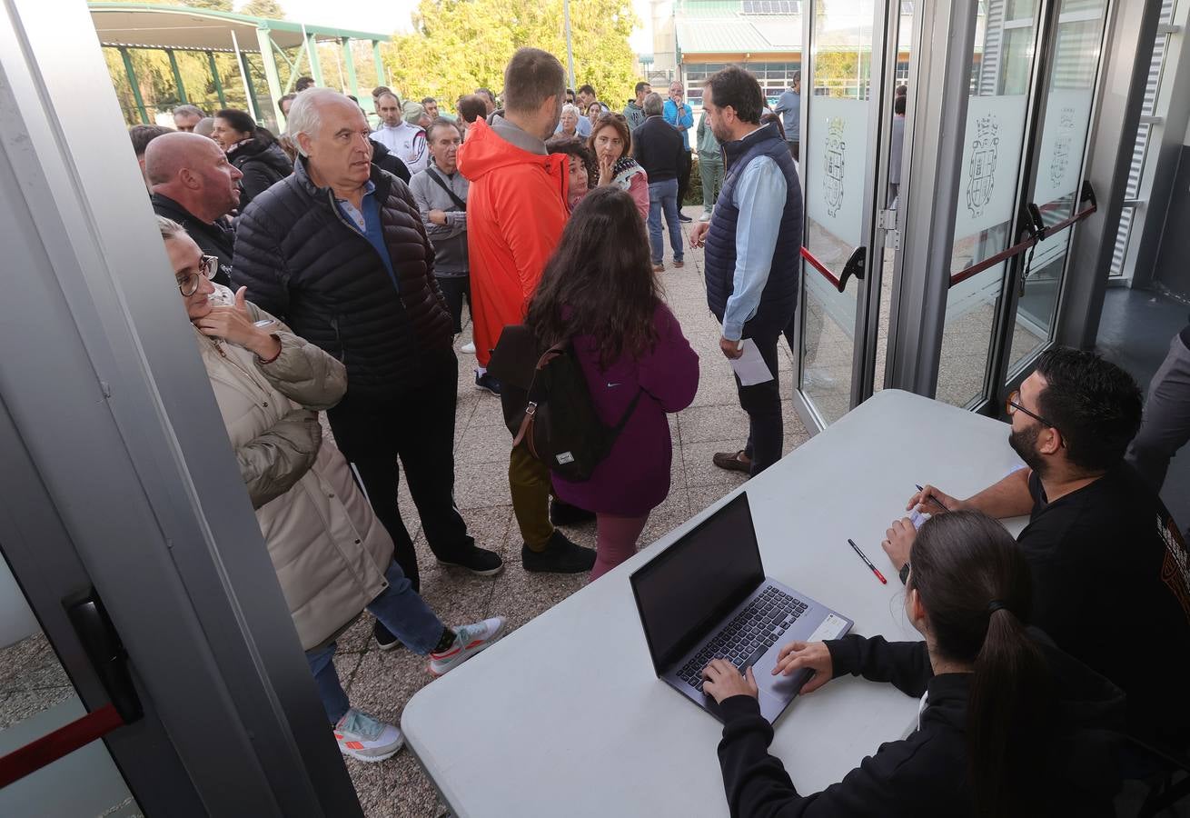 Colas para hacerse con los últimos abonos del Palencia Baloncesto