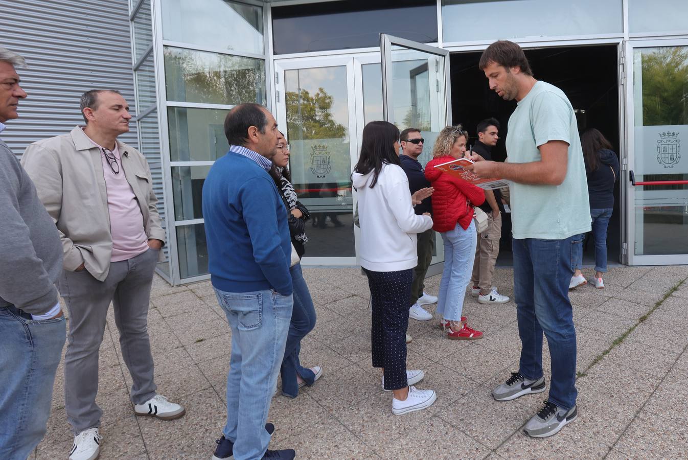 Colas para hacerse con los últimos abonos del Palencia Baloncesto