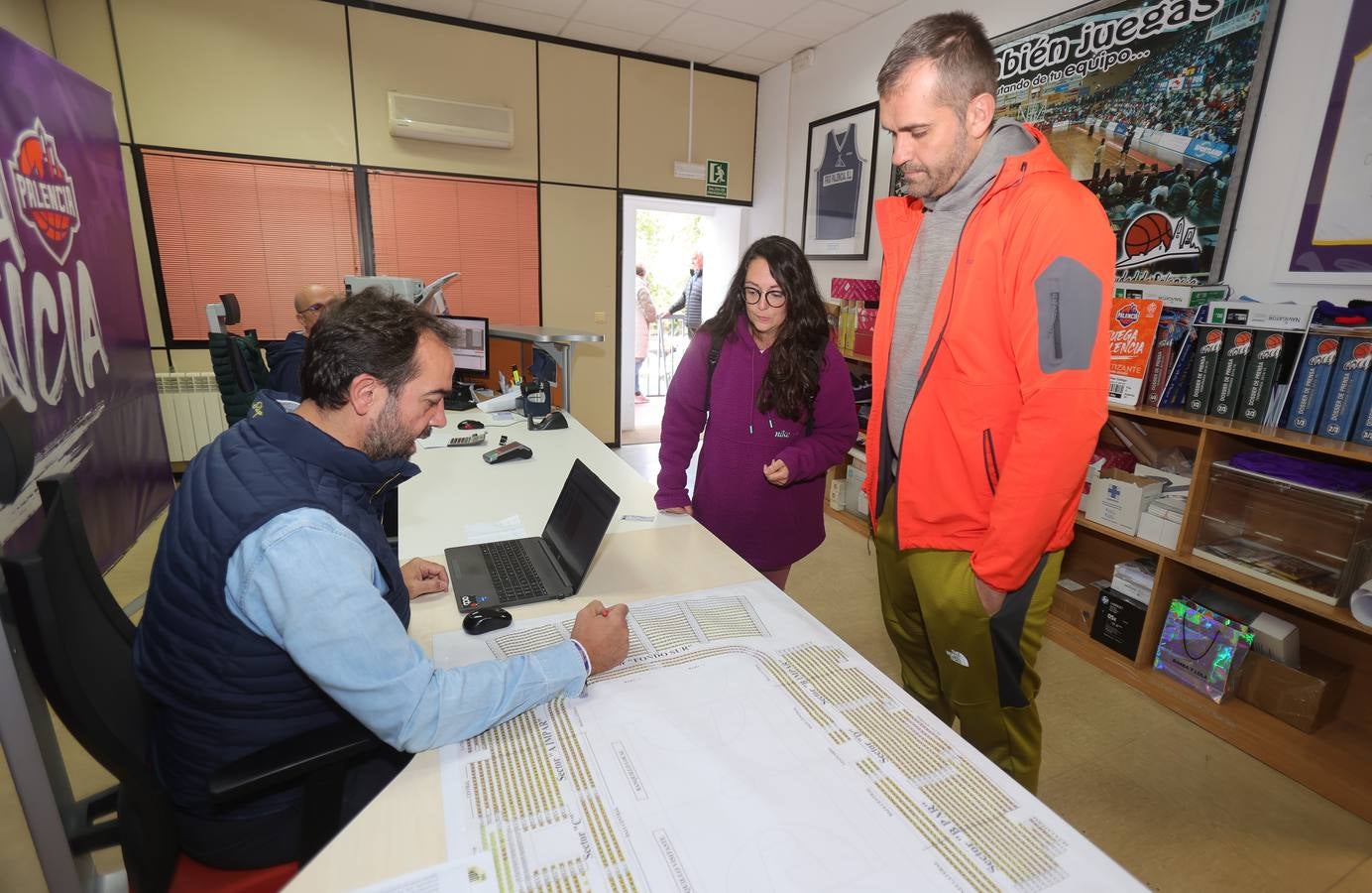 Colas para hacerse con los últimos abonos del Palencia Baloncesto