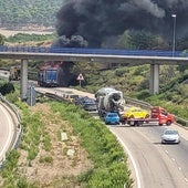 El incendio de un camión corta la A-11 a la altura de La Cistérniga