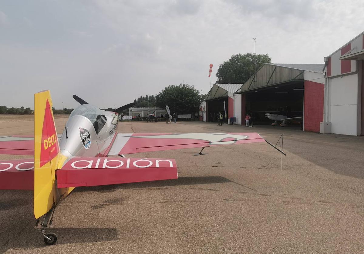 Uno de los aviones participantes en el campeonato en las pistas del aeródromo