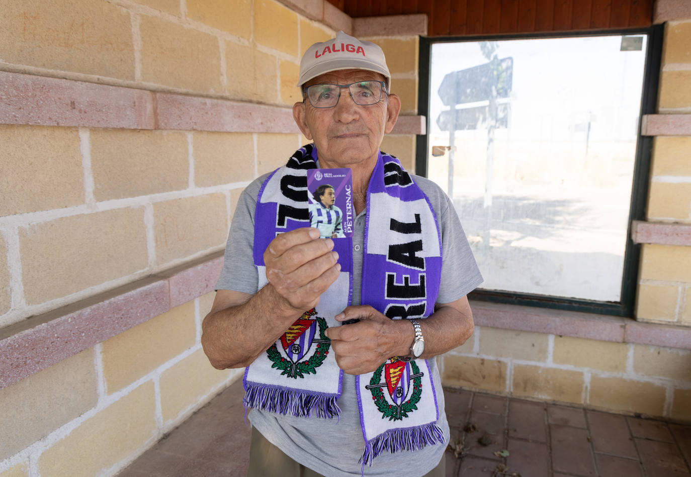 Teo Luengo en la parada de La Mudarra mostrando su carnet de socio del Real Valladolid