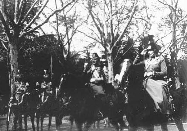 Imagen del desfile en honor a la reina Victoria Eugenia.