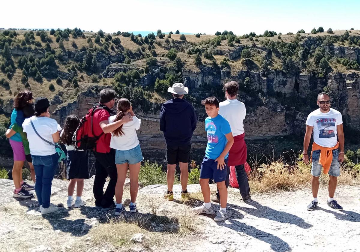 Un grupo de visitantes observa el paraje natural de las Hoces del río Duratón.