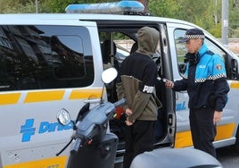 La Policía Local efectúa la prueba de alcoholemia al conductor en Batán de San Sebastián.