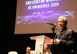 Don Luis Argüello inaugurando el XXXV Encuentro Nacional de Cofradías de Medina del Campo