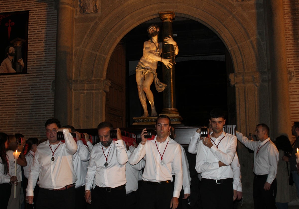 Nuestro Padre Jesús Atado a la Columna saliendo de la Iglesia Santiago el Real