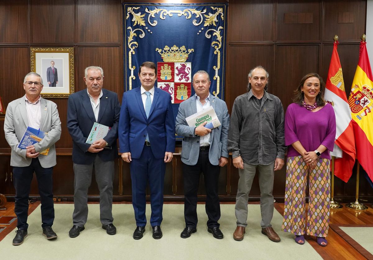 El presidente de la Junta y la consejera de Agricultura junto a los representantes de las organizaciones profesionales agrarias.