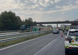 El camión siniestrado volcó en la mediana de la A-6 en el municipio de Lugo.