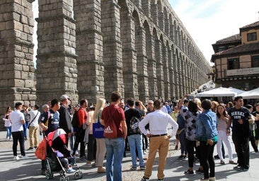 Pilota un dron entre los arcos del Acueducto sin seguro ni licencia