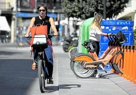 Una usuaria de una bicicleta eléctrica de BIKI.