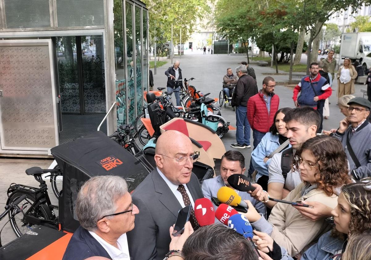 El alcalde, Jesús Julio Carnero, este viernes durante la presentación de las bicicletas adaptadas.