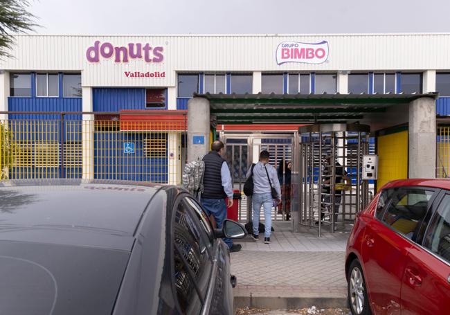 Trabajadores de la planta de Bimbo acceden a la factoría vallisoletana esta semana.