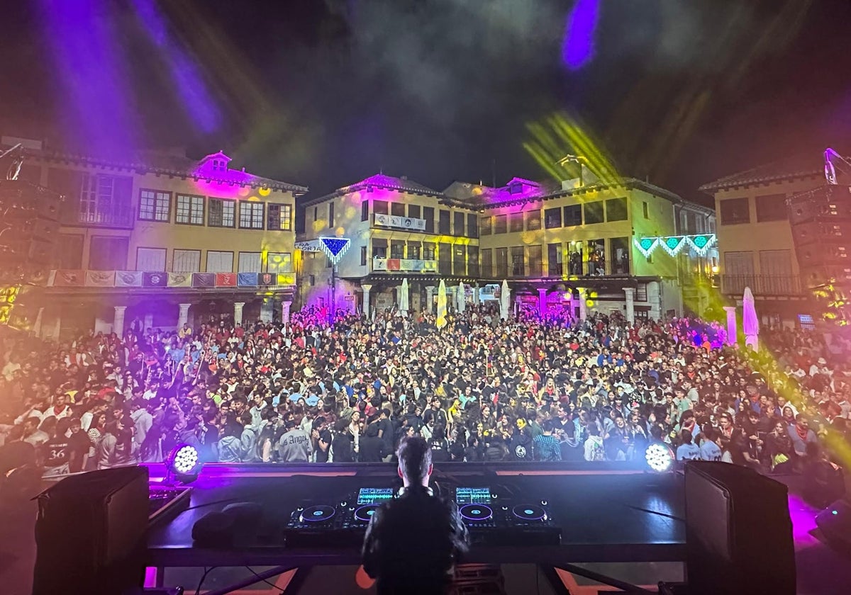 Espectáculo nocturno durante las Fiestas de la Peña 2024 en Tordesillas.