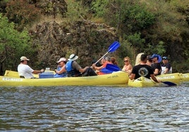 Turistas hacen piragüismo en las Hoces del río Duratón.