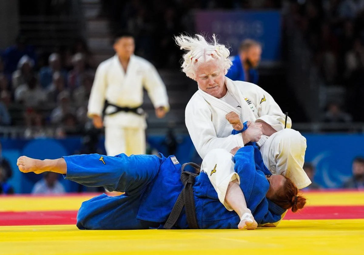 Marta Arce inclina a una rival en el tatami de los Juegos Paralímpicos de París.