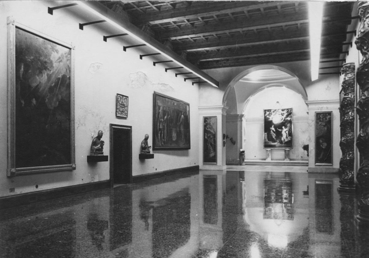 Imagen principal - Arriba, sala del Museo de la Pasión, donde O'Brien impartió la conferencia en diciembre de 1971. Abajo, el embajador irlandés interviniendo en aquellas jornadas, y la catedrática María Jesús Pérez Martín, a quien tanto elogió la irlandesa.