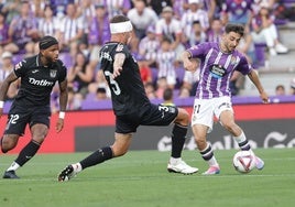 Moro golpea el balón durante el último partido de Liga en el Zorrilla frente al Leganés.