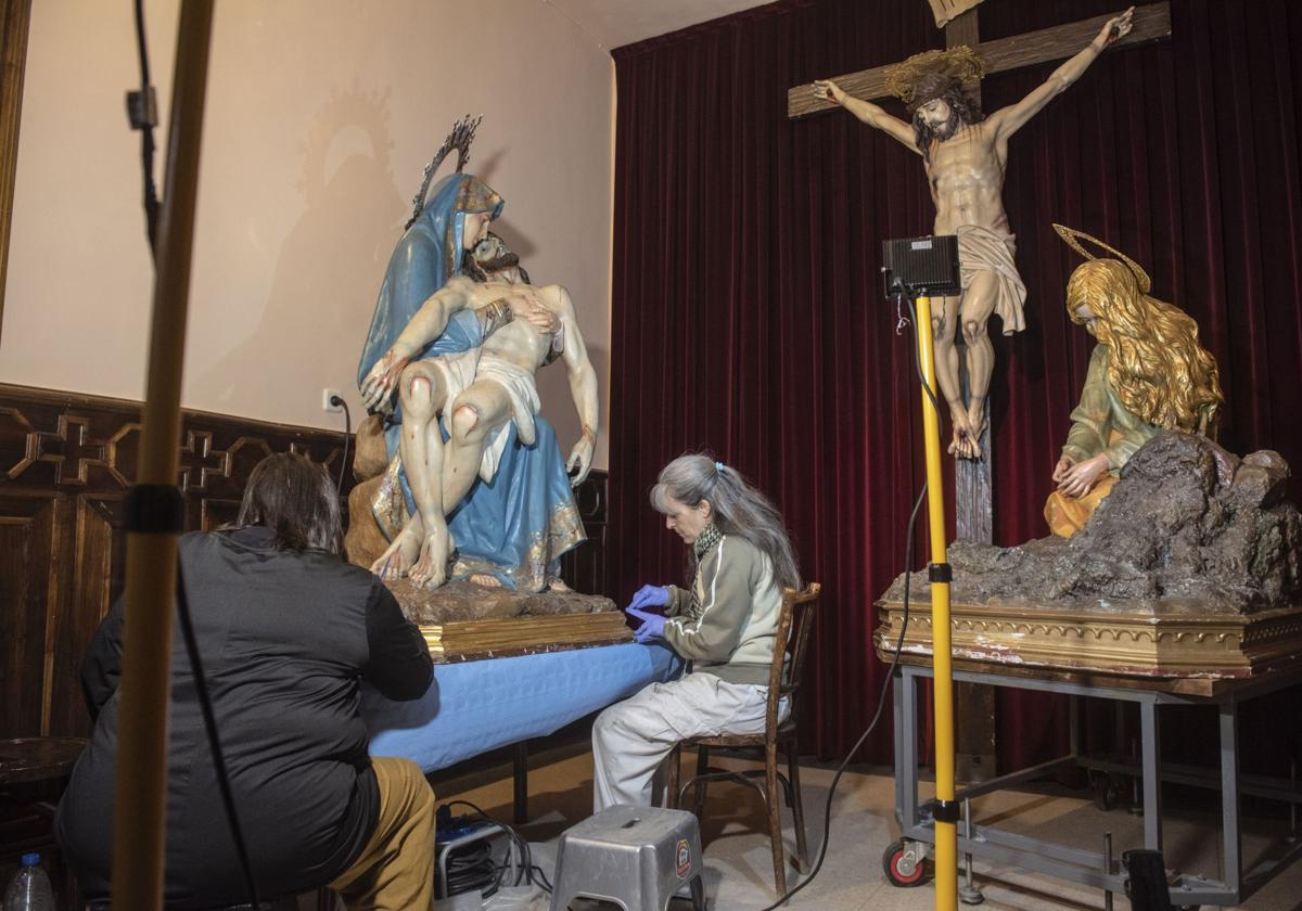 Beatriz Rubio y Sara Martín, en las labores de restauración que llevan a cabo actualmente en las tallas de la cofradía de San José.