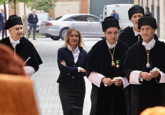 El rector de la UVA, Antonio Largo, junto con la consejera de Educación, Rocío Lucas, junto con los rectores de las universidades de Salamanca, Burgos y la Isabel I.