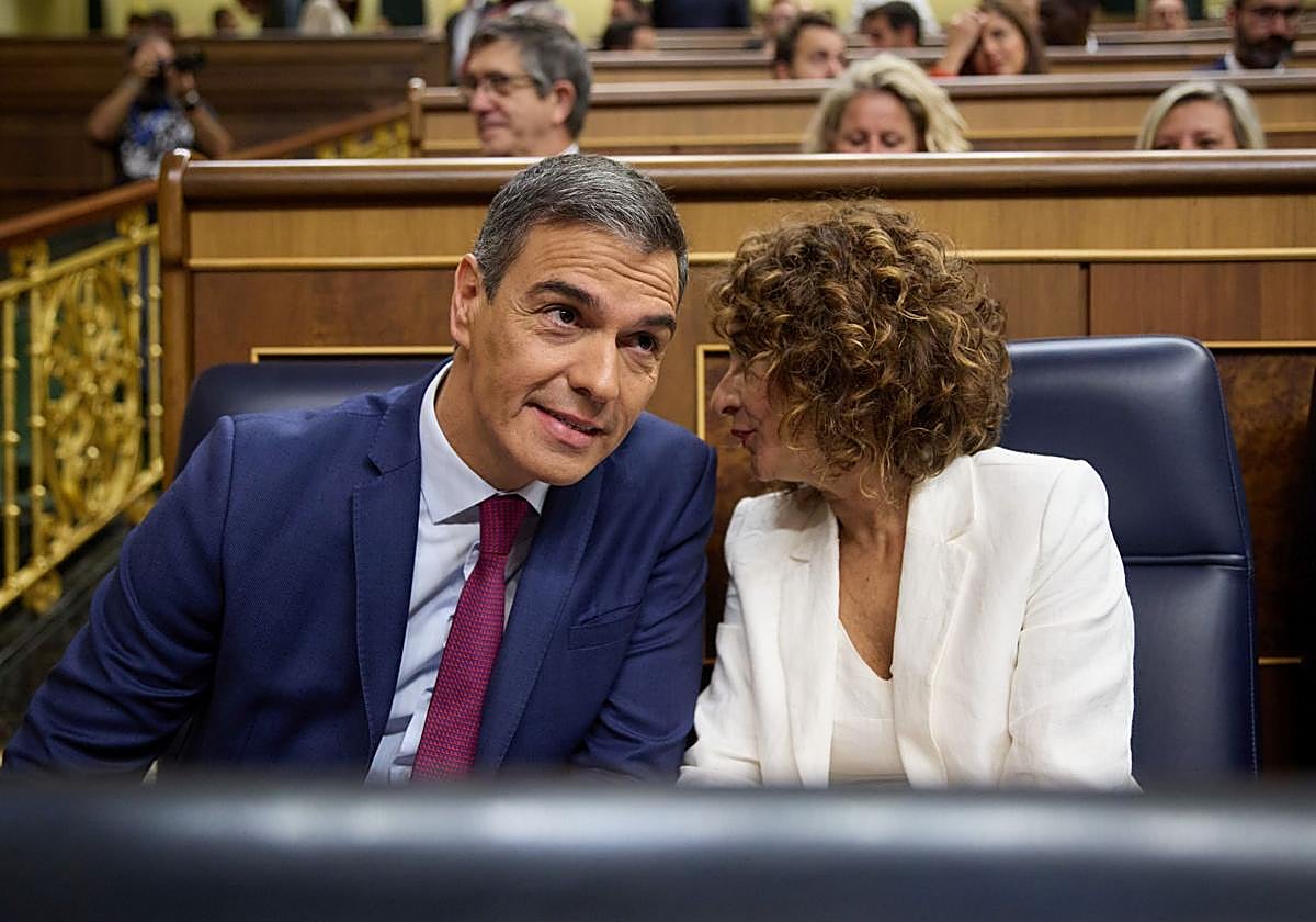 Pedro Sánchez y la vicepresidenta primera y ministra de Hacienda, María Jesús Monetero, durante la sesión de control al Gobierno del pasado miércoles.