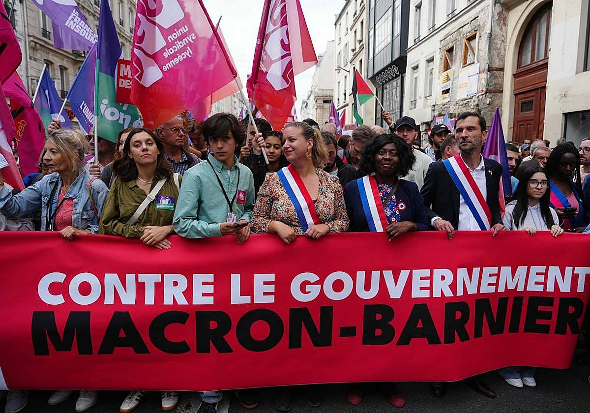 Protesta izquierdista ayer en París contra el nuevo Gobierno 'Macron-Barnier' designado en el país vecino.