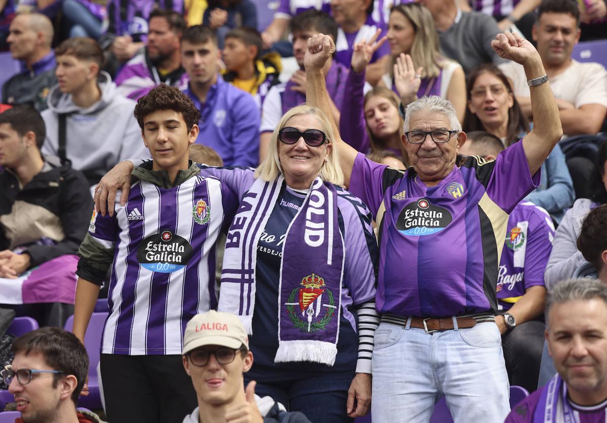 Aficionados del Real Valladolid antes del inicio del partido.