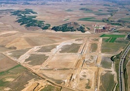 Vista aérea de los terrenos del parque empresarial de Magaz, con el pueblo al fondo.