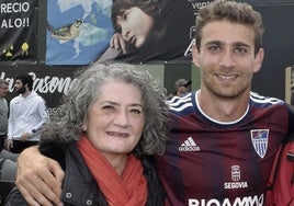 Abel Pascual, junto a su madre, tras conseguir el ascenso con la Gimnástica Segoviana.