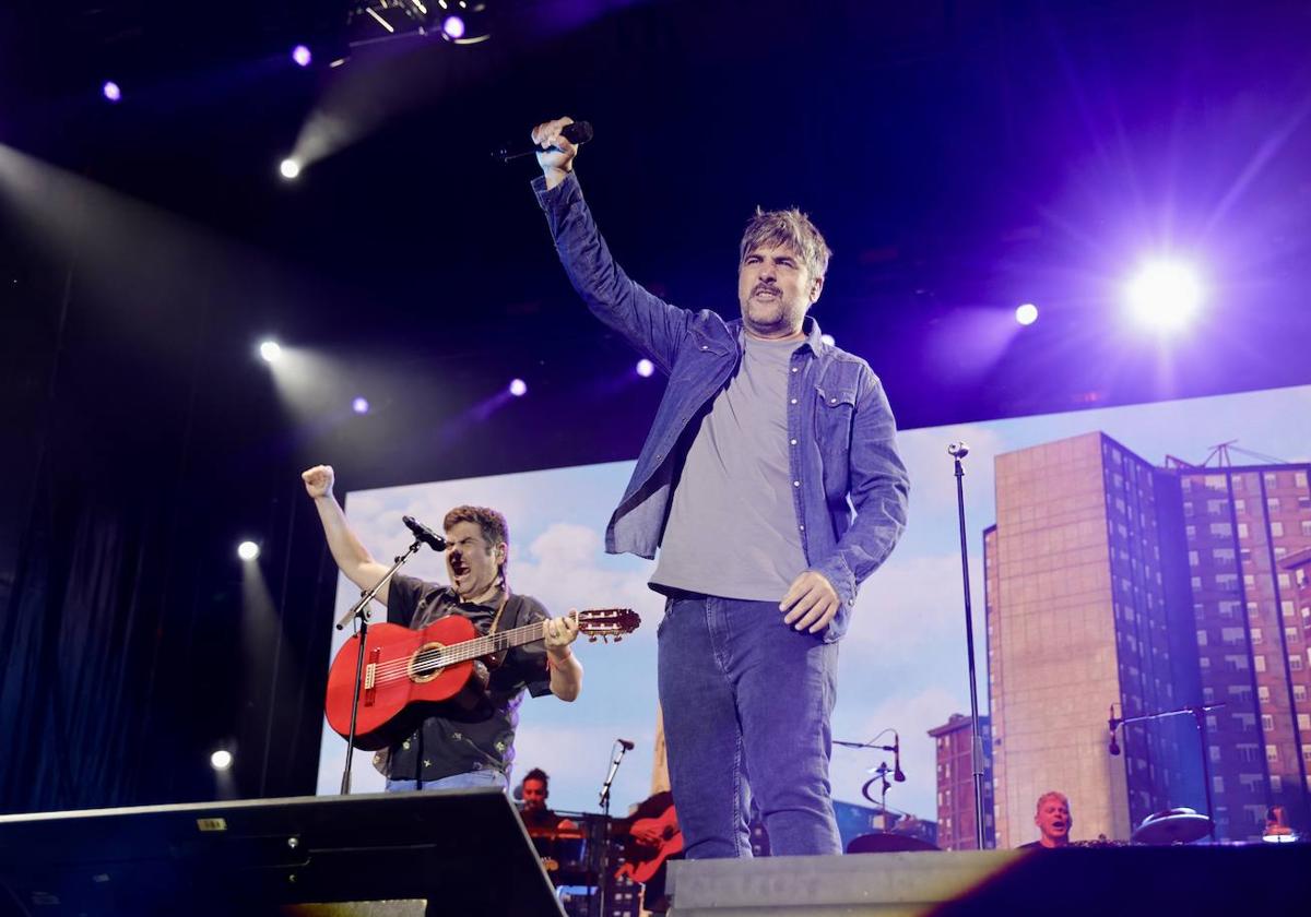 Los hermanos Muñoz levantan el puño con energía en el concierto de Estopa celebrado este sábado en Valladolid