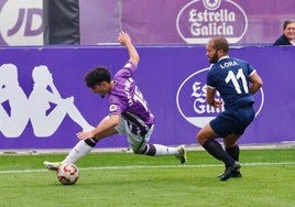 Parente se tropieza en su intento por controlar el balón.