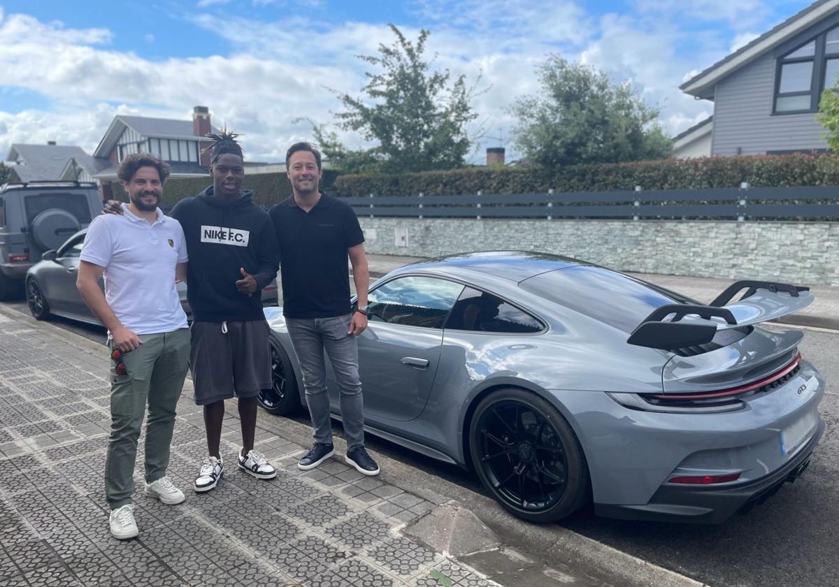 Nico Williams, con representantes del Centro Porsche Valladolid tras adquirir un coche.