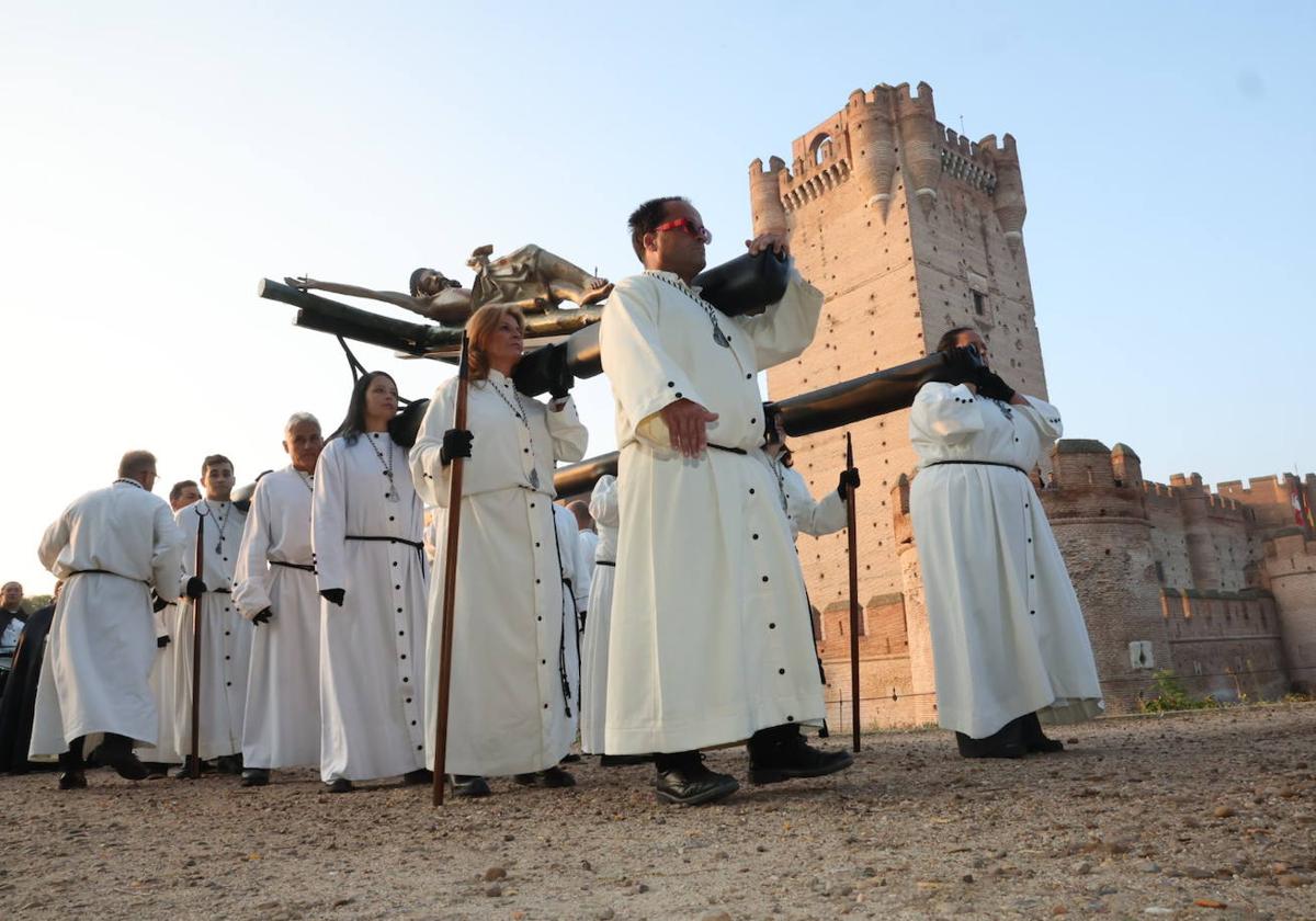 Procesión, esta mañana, junto al Castillo de la Mota de Medina del Campo.