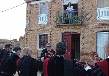 La Cuarentuna Universitaria hace una ronda por los balcones de Villabaruz de Campos