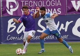 Abel de Prado, del Palencia CF, en una acción ante el Almazán.