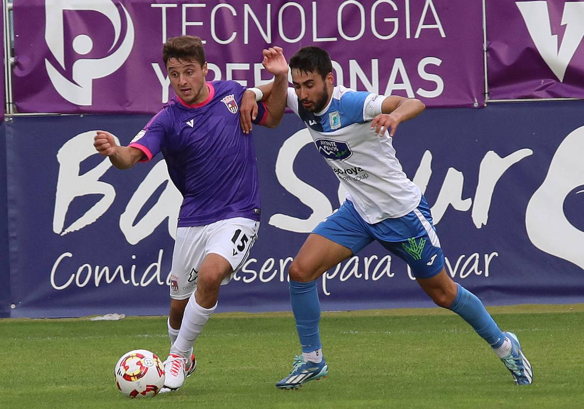 Abel de Prado, del Palencia CF, en una acción ante el Almazán.