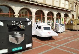 Exposición de los autos locos participantes en la carrera en los patios de San Pedro.