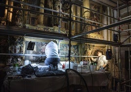 Los restauradores trabajan en la Capilla de Santiago Apostol de la Catedral de Segovia.