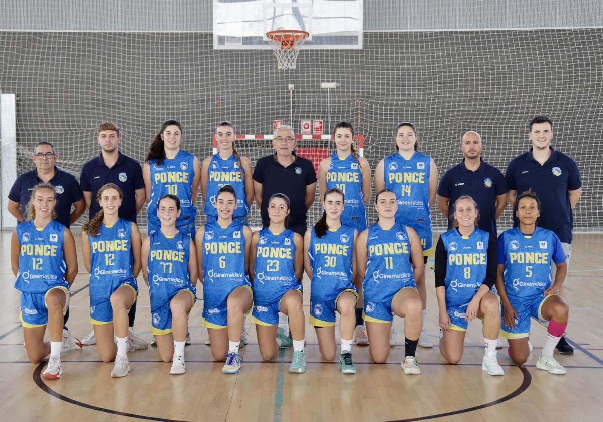 La plantilla del CB Ponce posa minutos antes de jugar ante el Baloncesto León Femenino.