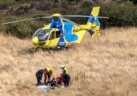 Rescatadores del helicóptero medicalizado movilizado por el 112 atienden al herido antes de evacuarle.