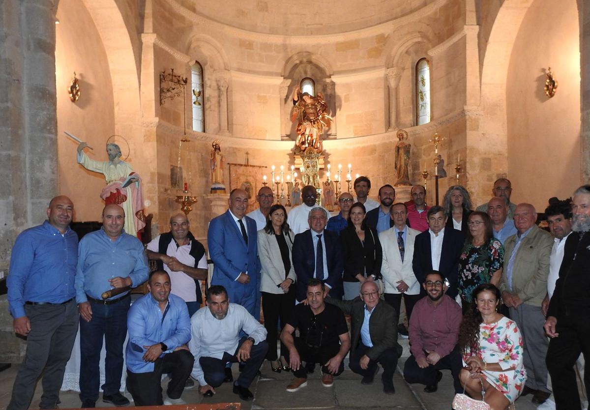 Foto de familia de asistentes al acto en honor a San Mateo en la iglesia de San Miguel de Fuentidueña.