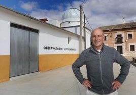 Javier Terceño, en el exterior de su observatorio astronómico, en Marcilla de Campos.