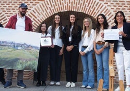 A la izquierda, el ganador del XLIV Certamen de Pintura Rápida Villa de Olmedo con el lienzo premiado.