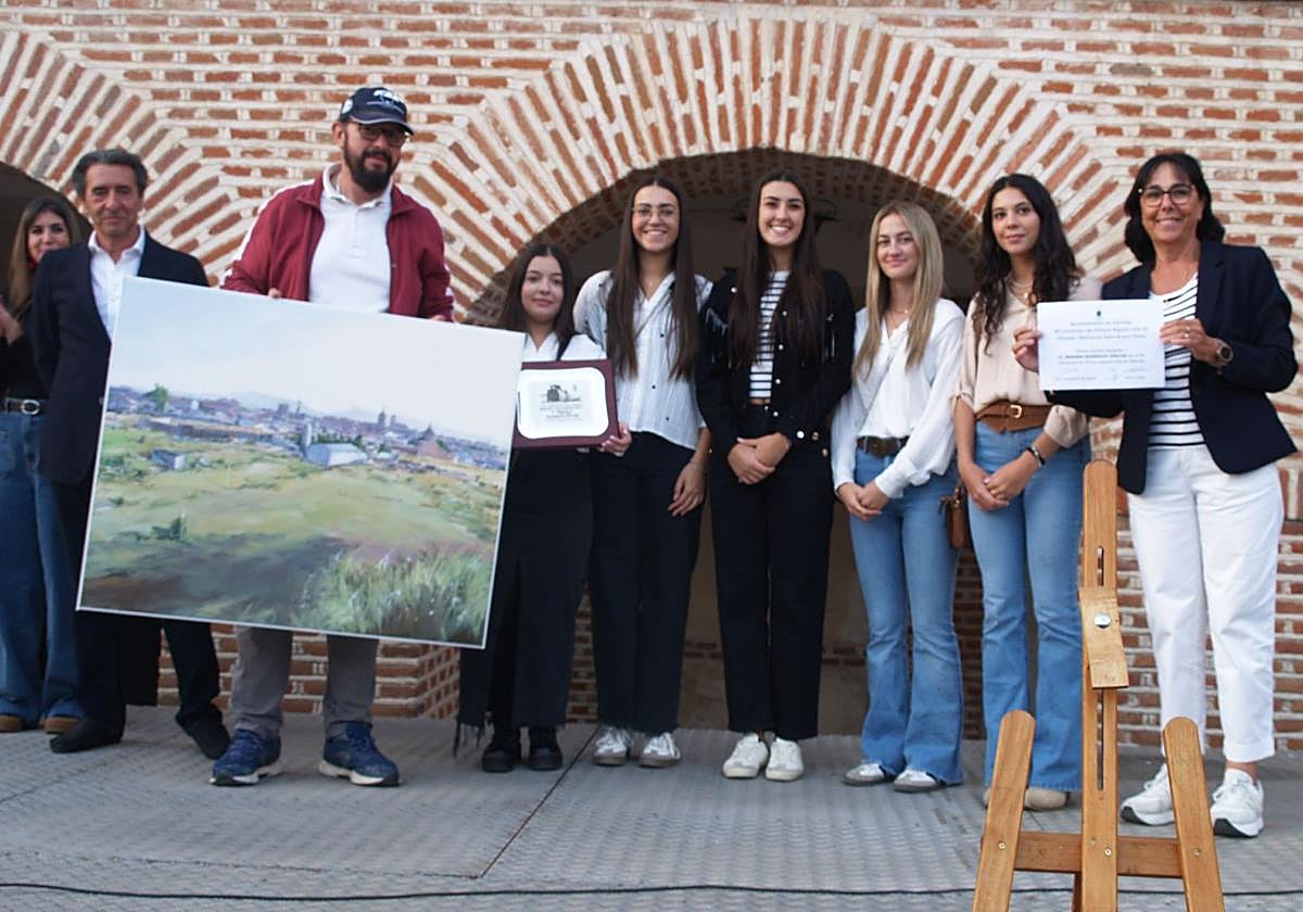 A la izquierda, el ganador del XLIV Certamen de Pintura Rápida Villa de Olmedo con el lienzo premiado.